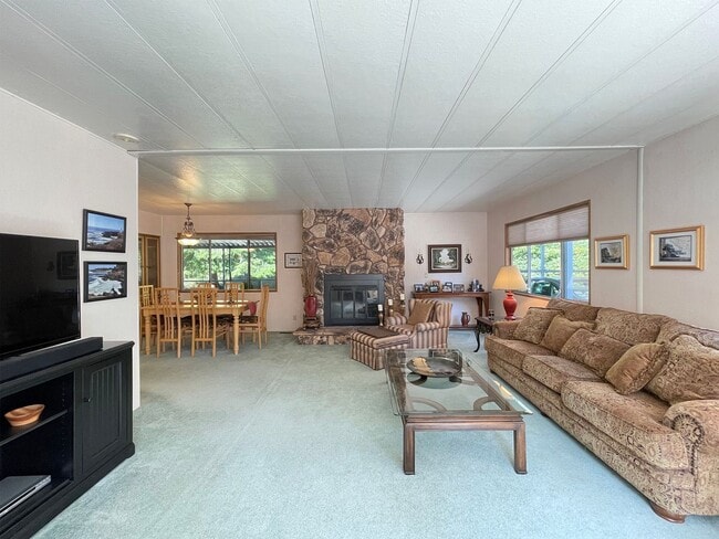 Building Photo - 121 Ivy Ln