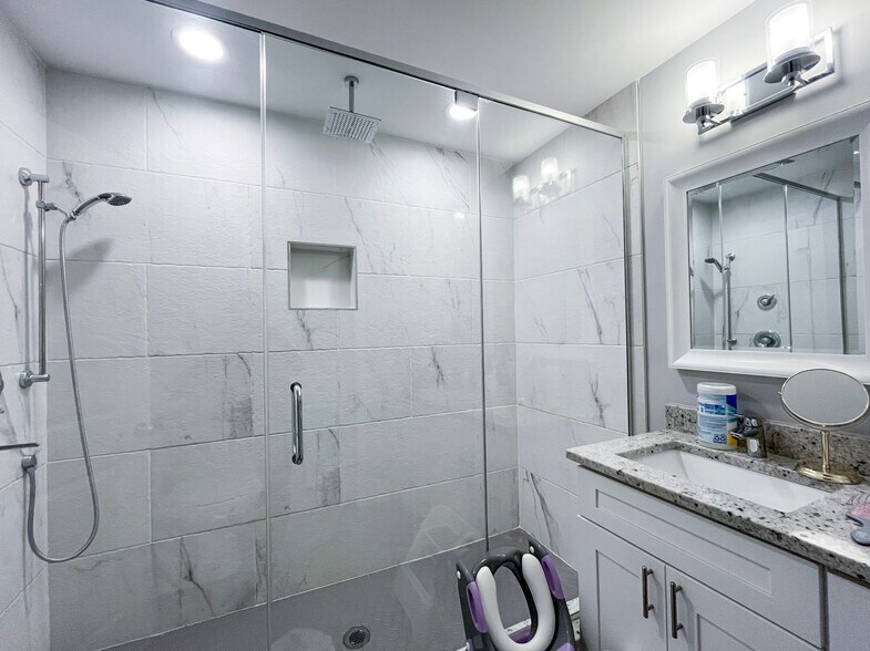 Building Photo - 1750 W Summerdale Ave