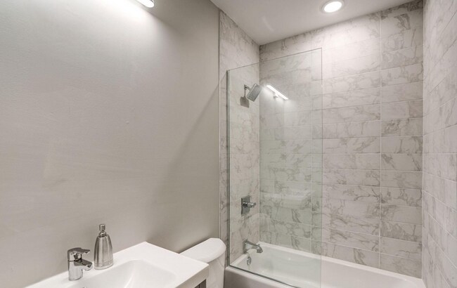 Building Photo - Large 3 Bed/ 2 Bath Condo in Petworth w/ S...