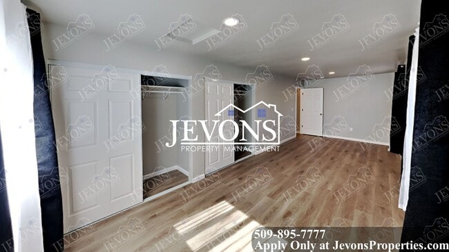 Building Photo - Explore this attractive property in Yakima with 3 bedrooms and 1 bathroom