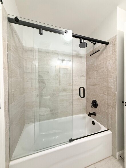 Guest bathroom shower/tub - 1133 Torrence Cir