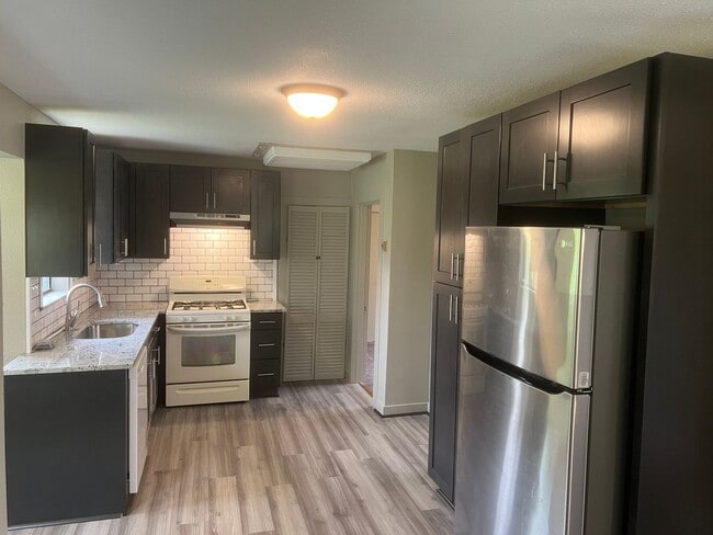Building Photo - 2 Bed 1 Bath Cottage Electric included