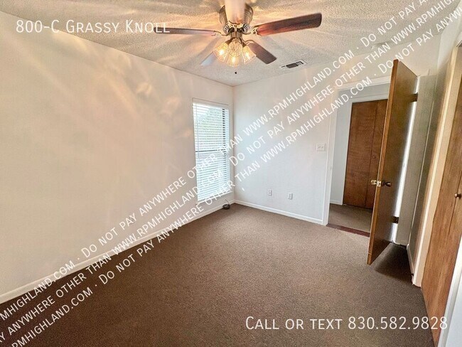 Building Photo - 800 Grassy Knoll