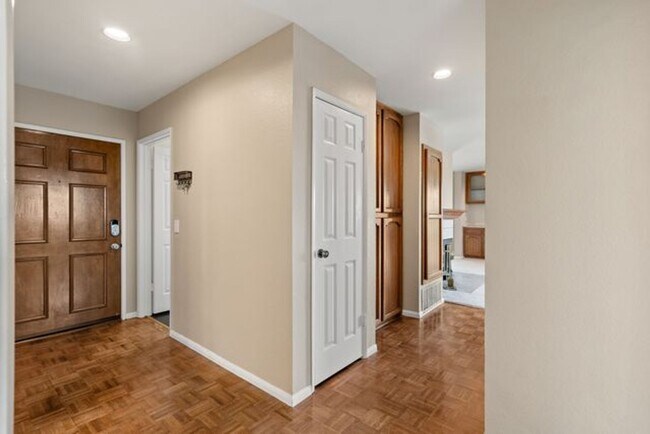 Building Photo - Top Floor Harbor View Condo 2 bed-2 bath