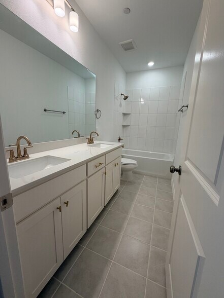bathroom 2 - 4729 Spinner St