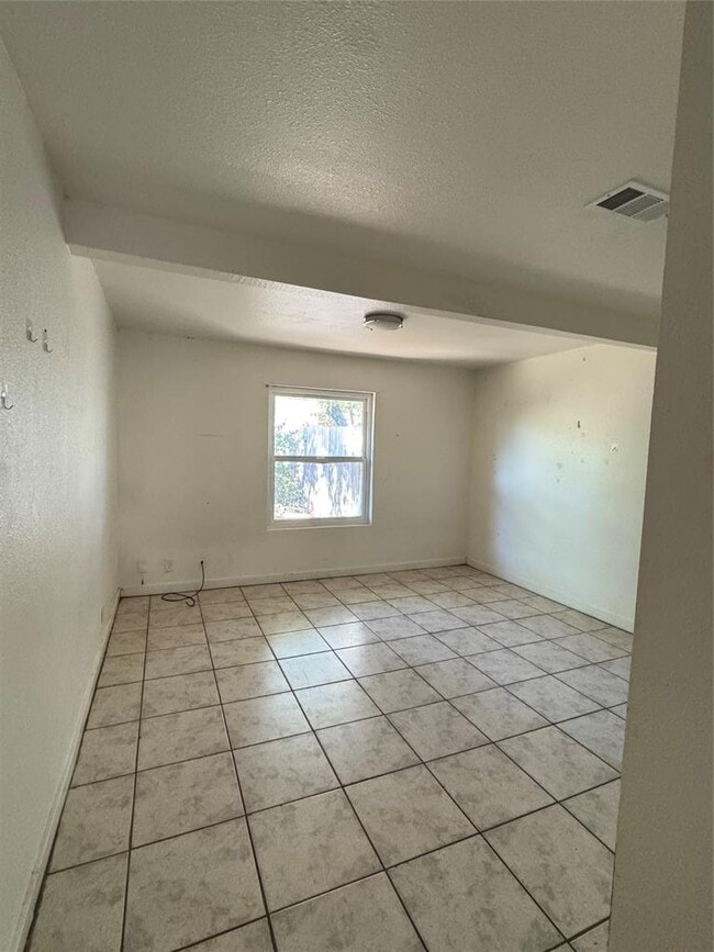 Building Photo - 1006 N Meadows Dr