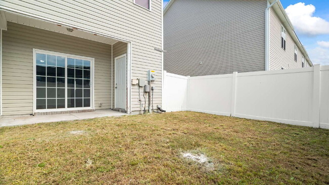 Building Photo - "Charming 2-Bed Townhouse with 2.5 Baths i...