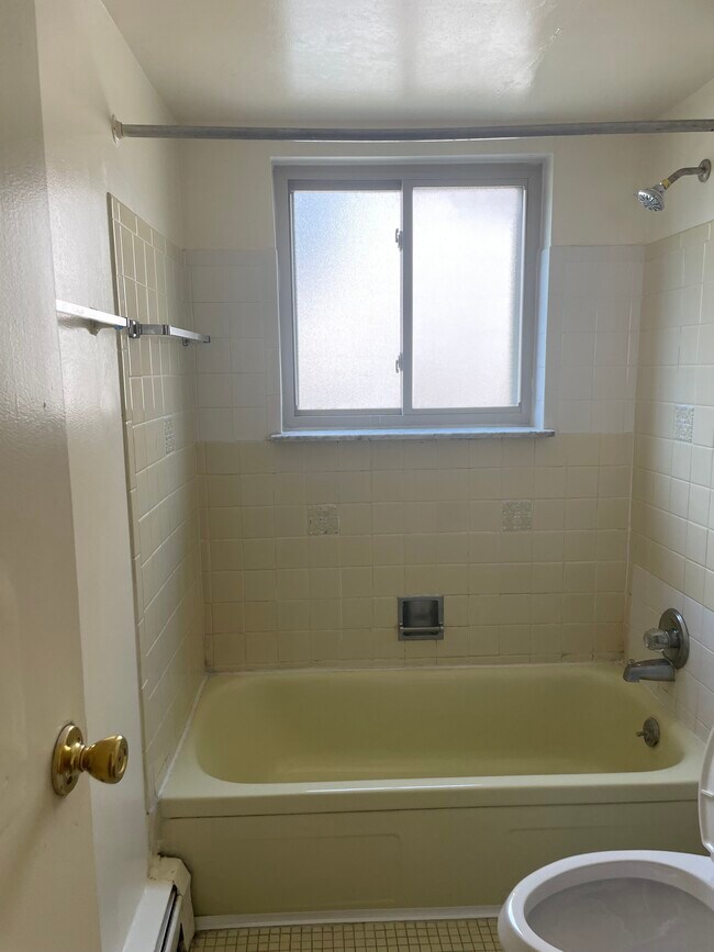 Main bathroom - 2660 Vera Ave