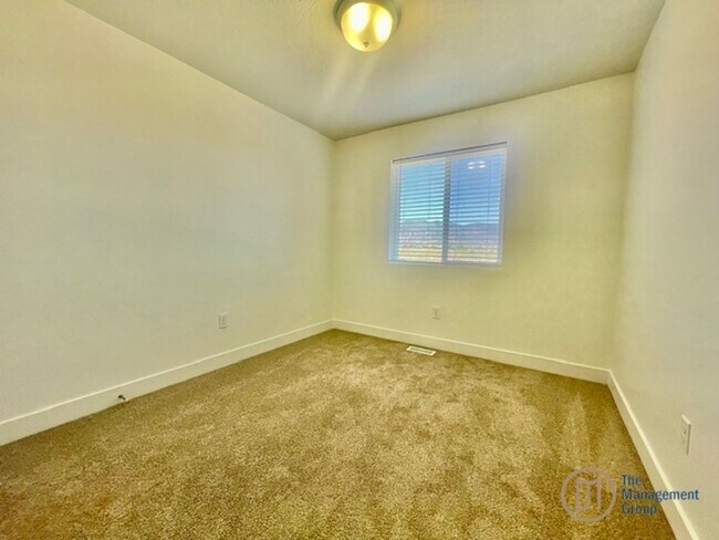 Building Photo - Cedar City Townhome!