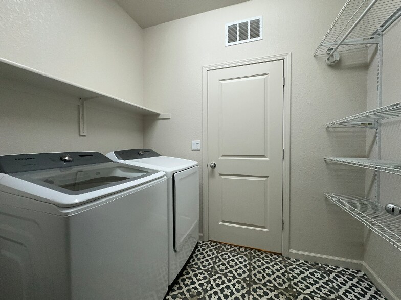 Building Photo - 2375 Creekview Dr