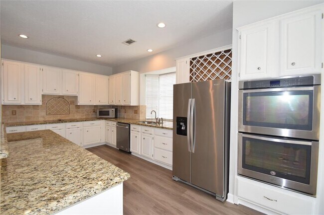 Building Photo - 1322 W Forest Dr
