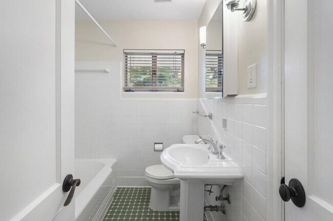 Building Photo - 2151 Radcliffe Dr NW