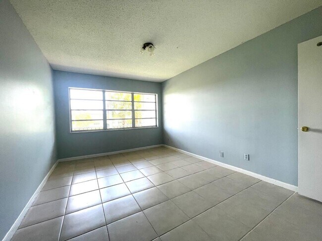 Building Photo - 1101 Crystal Lake Dr