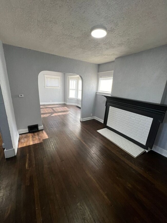 Building Photo - Spacious 5-Bedroom Home with Enclosed Porc...