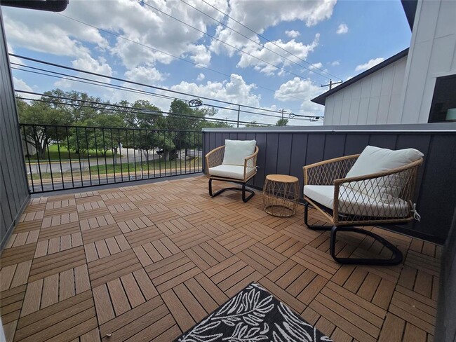 Building Photo - 1112 W N Loop Blvd