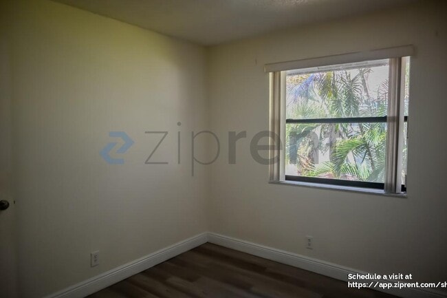 Building Photo - 9761 Riverside Dr