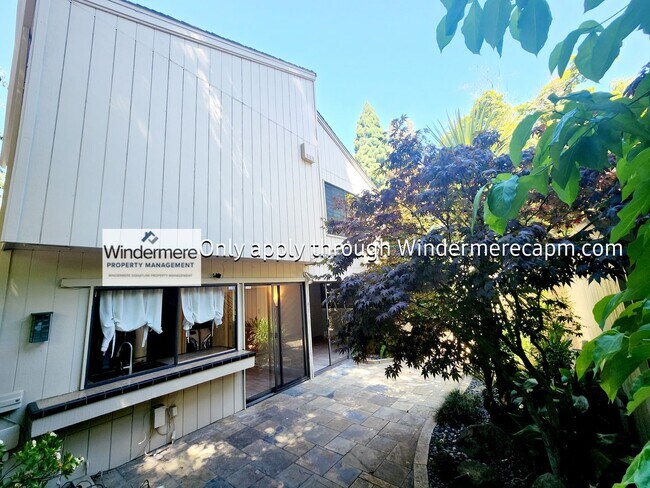 Building Photo - Gorgeous Campus Commons Home Available Now!