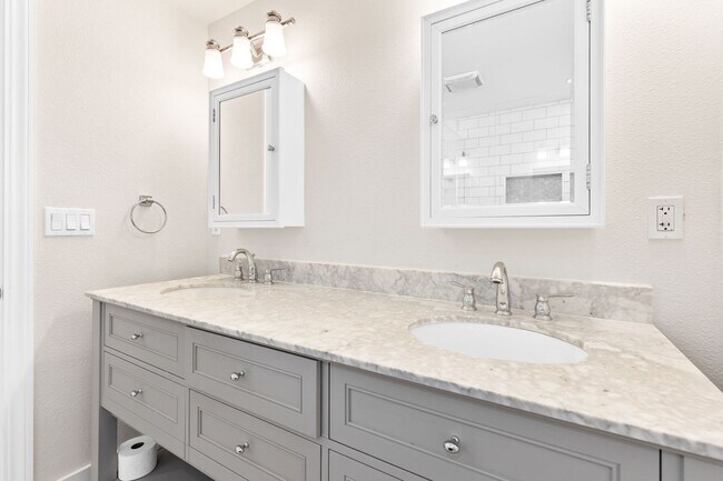 Building Photo - Charming & Spacious Single Family Home
