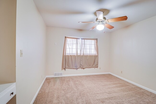 Building Photo - Charming Farmhouse Retreat in Northwest Bakersfield!