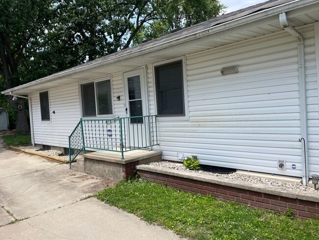Building Photo - 3 Bedroom House Close to Columbian Park!