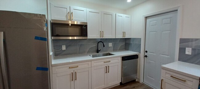 Building Photo - Stylish Fort Lauderdale 3/2 with Stainless...