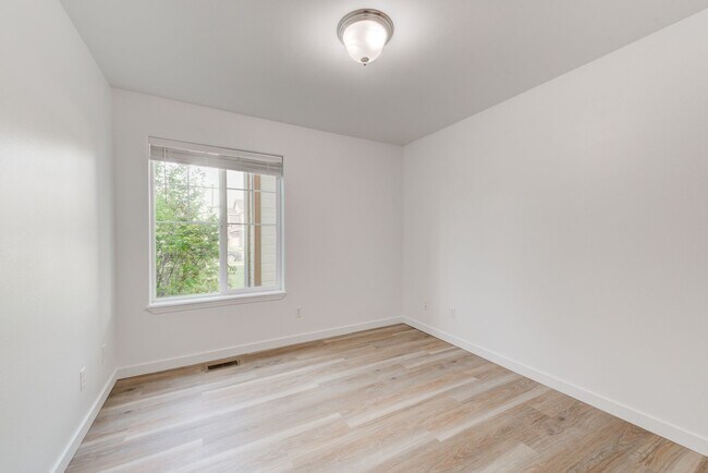 Building Photo - 3 Bed 2 Bath Unit Available in Bozeman!