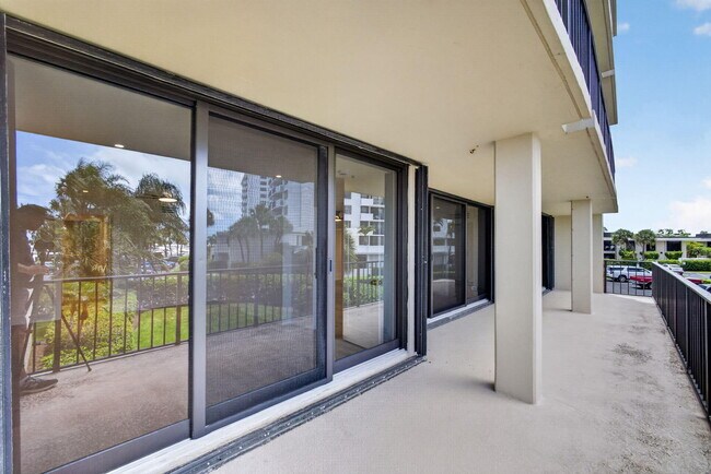Building Photo - 136 Lakeshore Dr