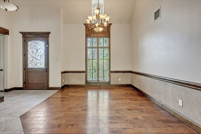 Building Photo - Gorgeous Executive Home - Open Plan - Stor...