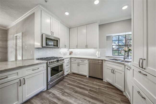 Building Photo - 10 Silent Brook Pl