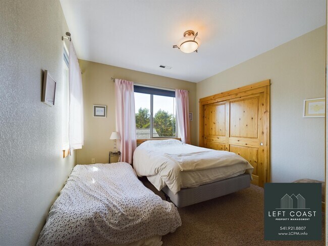 Building Photo - 798 SE 37th Ct