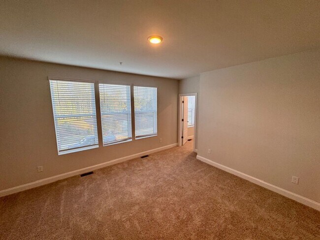 Building Photo - Modern Elegance in Prime North Raleigh!