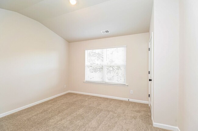 Building Photo - Beautiful 3BR 3.5BA Townhome w/ Full Appliance Kitchen Garage Parking in University