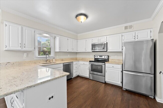 Building Photo - Stunning End-Unit Townhouse with Golf Cour...