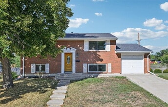 Building Photo - Welcome to this spacious 3+ bed, 2-bath bi-level home in Arvada - Available Now!