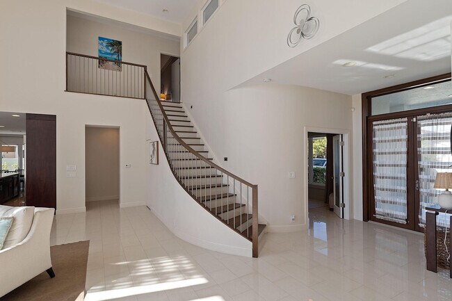 Building Photo - 3050 NE 43rd St