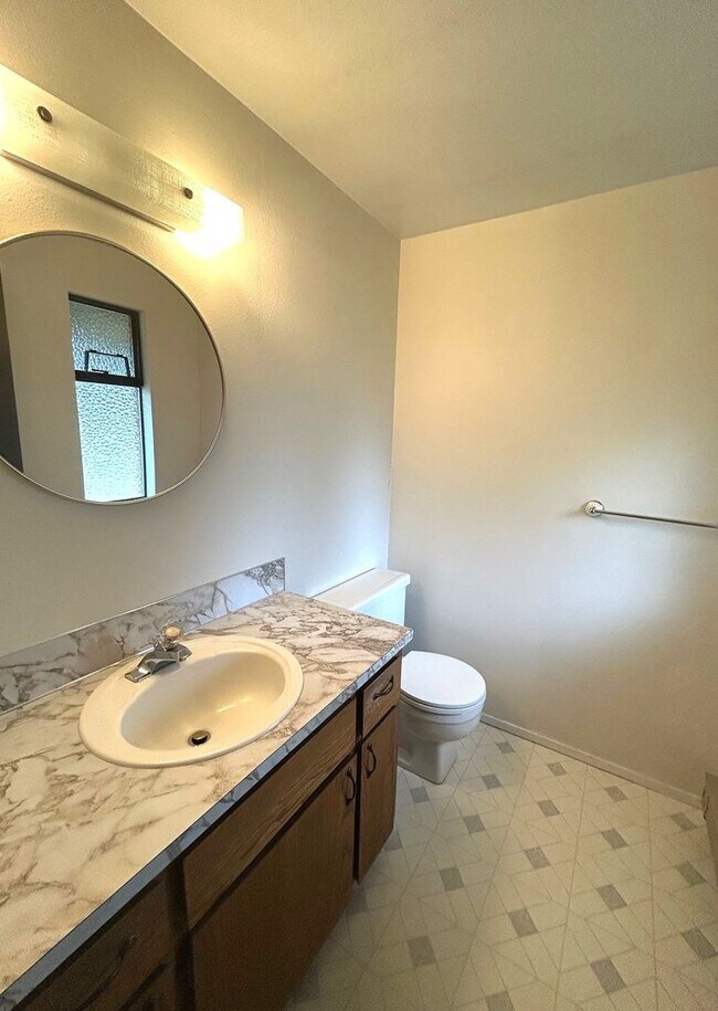 Building Photo - 3 Bedroom 1.5 Bath Rambler