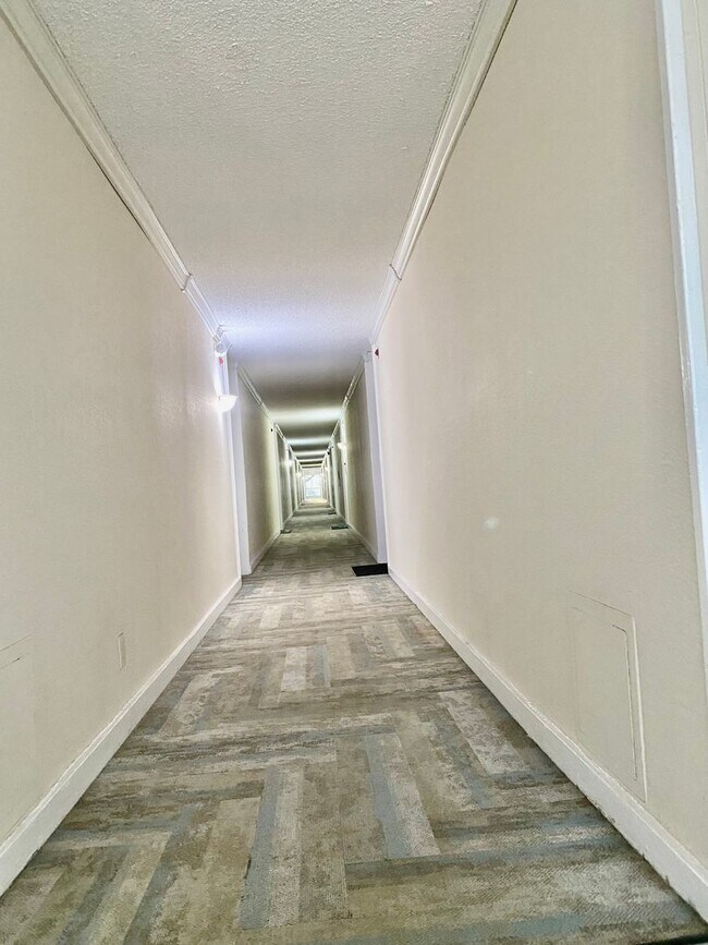 Building Photo - Must See!  Won't Last! Spacious 1 bedroom 1 bath condo