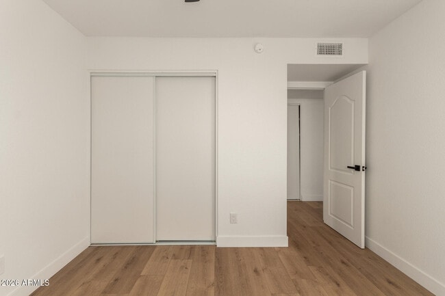 Building Photo - 516 E Greenway Dr