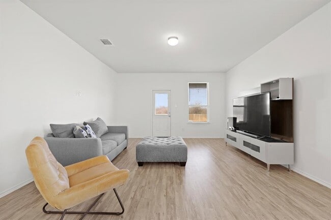 Building Photo - 240 Bedford Falls Ln