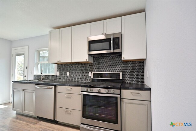 Building Photo - 571 W Merriweather St