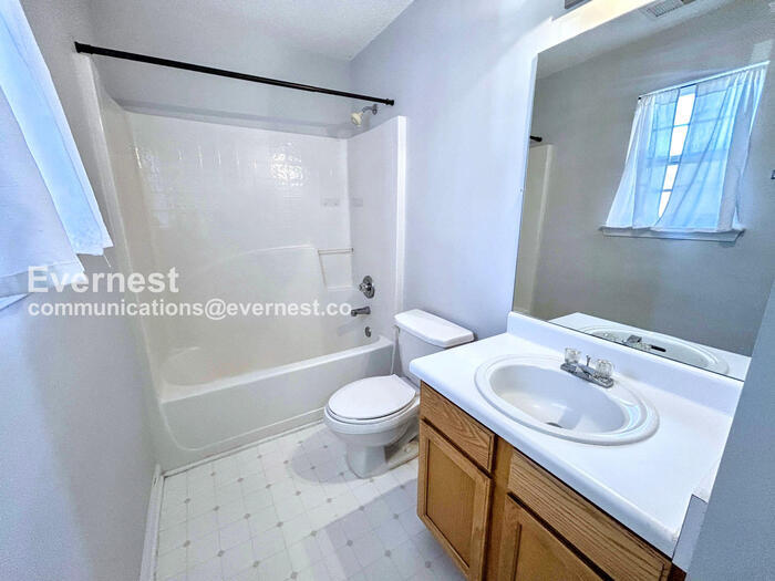 Building Photo - 204 Cottonwood Creek Cir