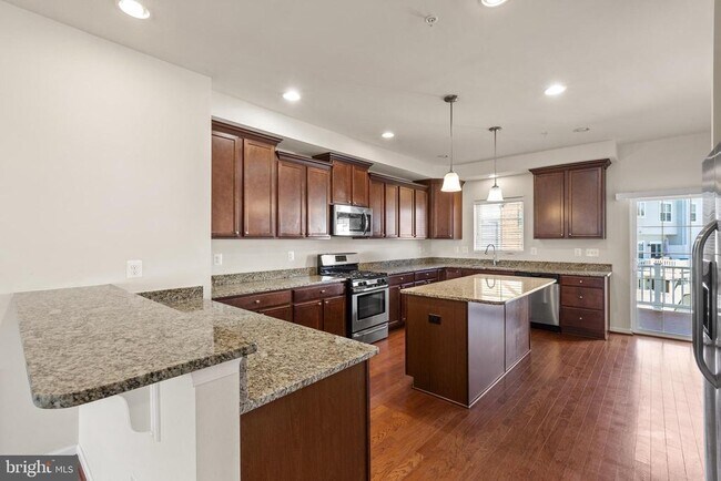 Building Photo - 5345 Tweeddale Pl