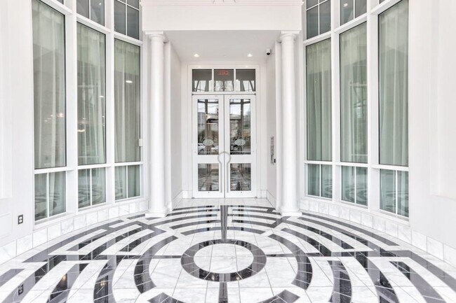 Building Photo - Luxurious One Bedroom Condo in Buckhead!