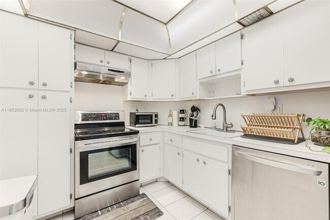 Building Photo - 300 Bayview Dr