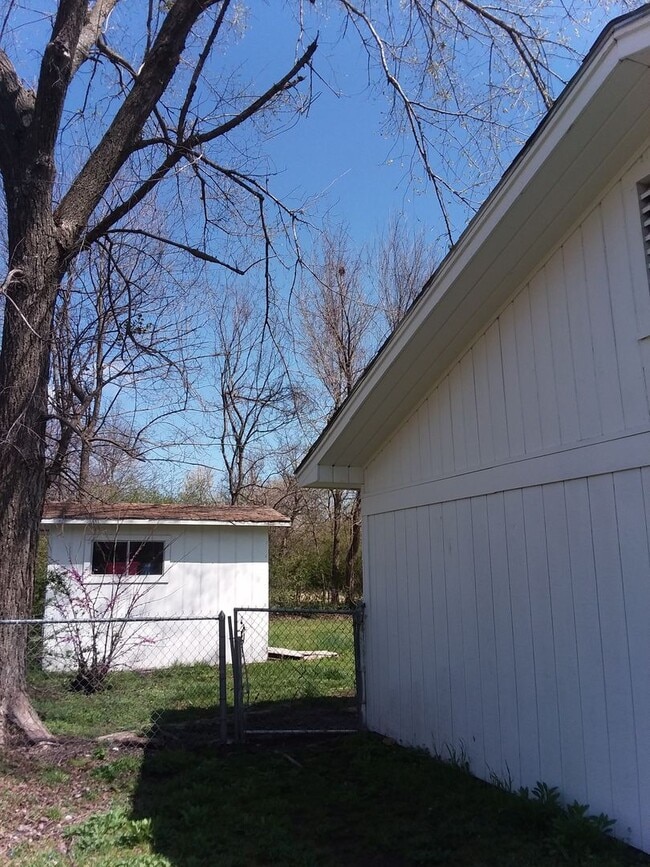 Building Photo - Spacious 3 bedroom and 1 bathroom