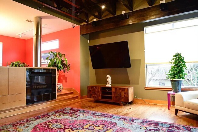 Building Photo - 2303 Whitney St