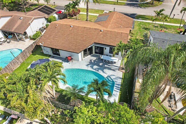 Building Photo - 16887 Royal Poinciana Dr