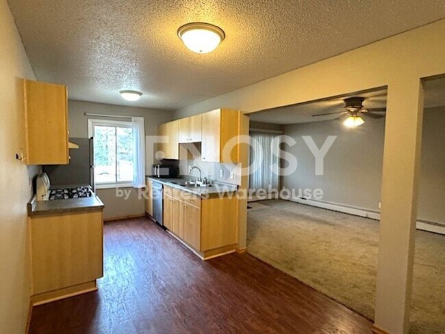 Building Photo - Available now - your very own 2 bedroom, 2 bath condo in Plymouth!