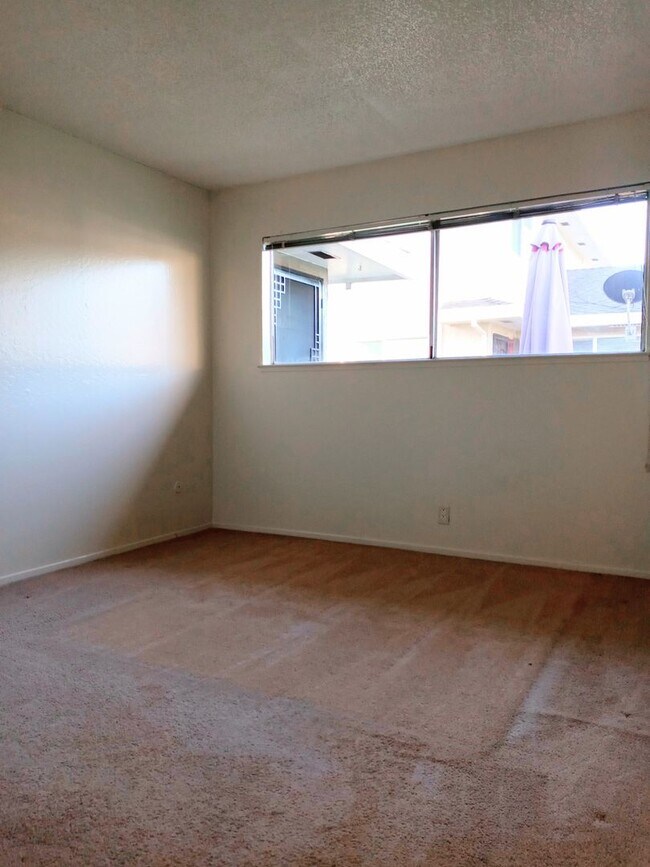Building Photo - Ground Floor 2bd Condo With On-site Laundr...
