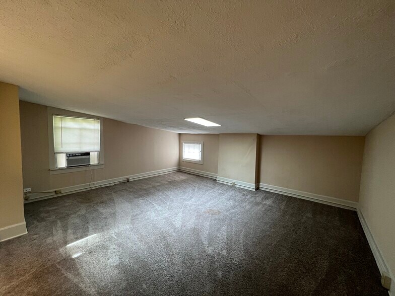 Living Room - 2210 Victor St